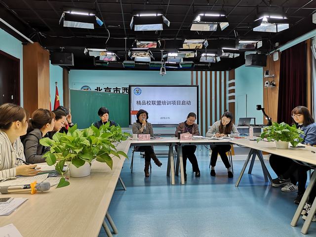 刘校长进行总结发言.jpg