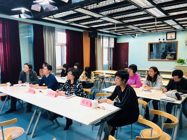 刘昕校长和全体英语老师听取英语年级组长汇报.jpg