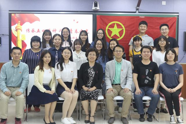 奋斗小学刘昕校长与全体团员合影.jpg
