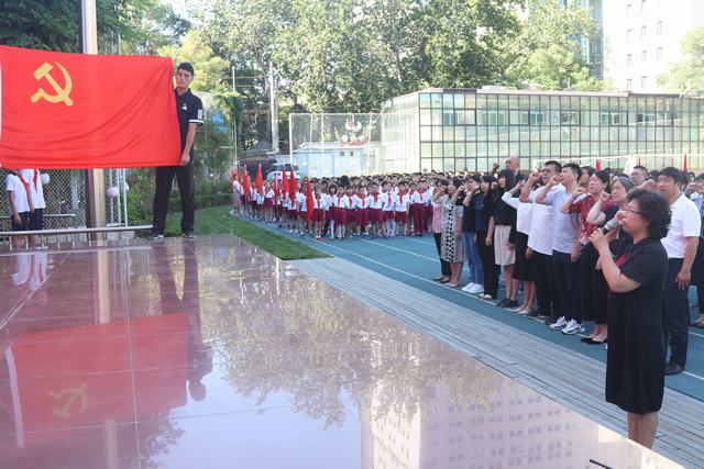 刘昕校长带领党员老师重温入党誓词.jpg