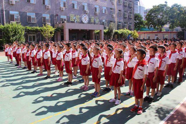 奋斗小学东址少先队员重温入队誓词.jpg