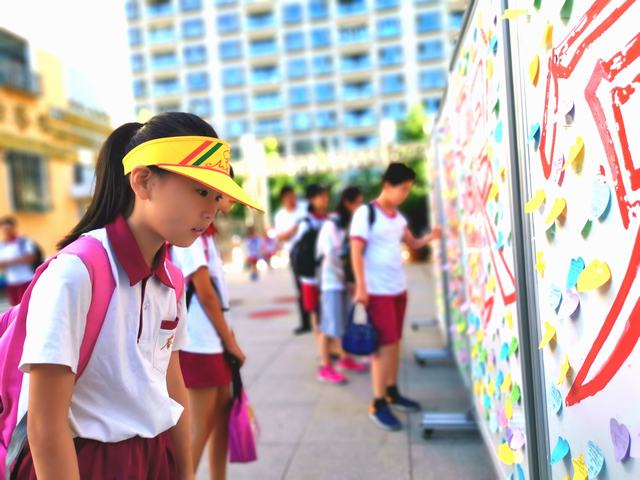 西址队员贴祝福卡.jpg