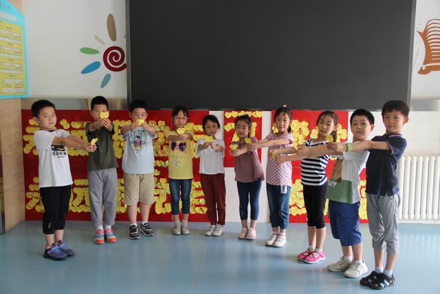 奋斗小学东址队员贴祝福卡.jpg
