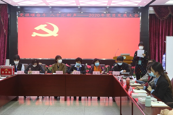 吴兢兢同志代表全体积极分子发言.jpg