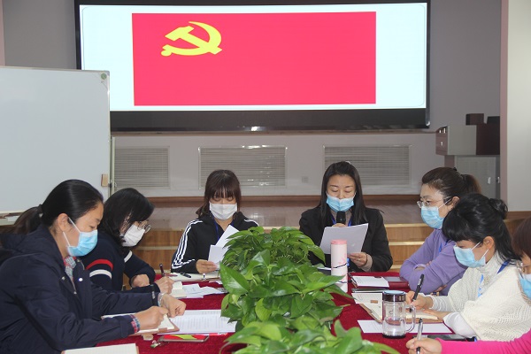 李萍萍同志宣读转正申请.jpg