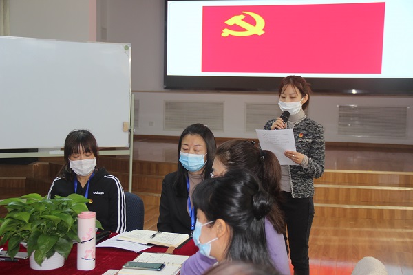 韩文欣代表积极分子发言.jpg