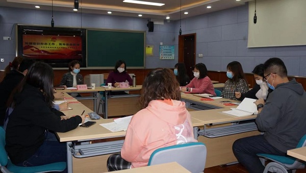 北址会场团员开展批评与自我批评.jpg