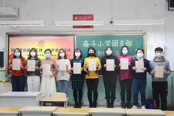 校领导为志愿者颁发证书.jpg