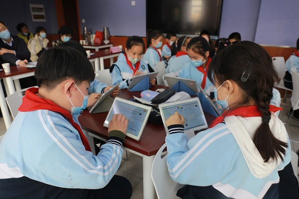 学生使用pad上课.jpg