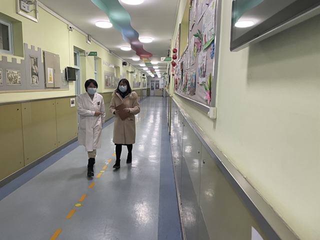 校医引导“患病学生”到隔离室.jpg