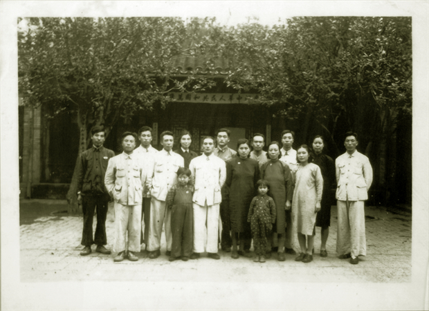 8.1949年10月1日，奋斗小学师生参加开国大典观礼后在校门前留影2.jpg