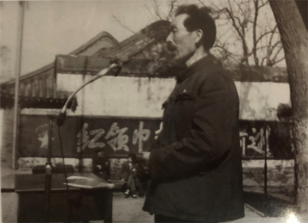 1.1五十年代唐自强校长在奋斗小学发表讲话.png
