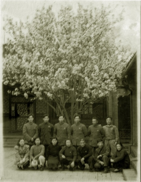1.2.五十年代的奋斗小学教师在校园中的合影2.jpg