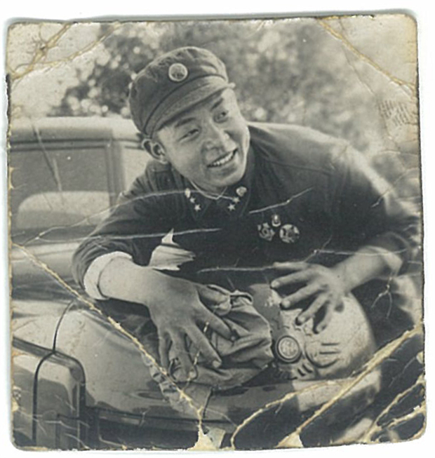 图一：1961年雷锋同志寄给奋斗小学少先队的照片.jpg