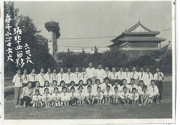 6.1964年毕业班留影.jpg