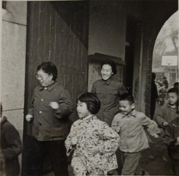 5.王玉琴校长和学生们一起做运动.jpg
