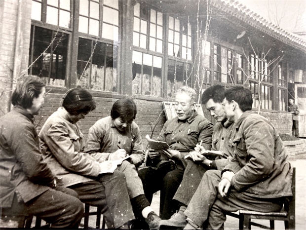 3.高腾海校长（右三）和教师开展教研活动.jpg