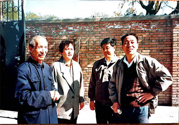 4.三任校长商讨三校合并（左一唐自强校长，左二金辉校长，右一彭占魁校长，右二崔增琪副校长）.jpg