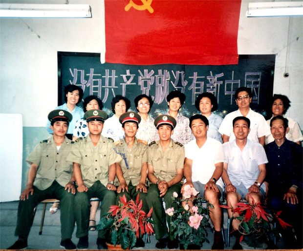 6.党员与解放军同志共庆党的生日.jpg