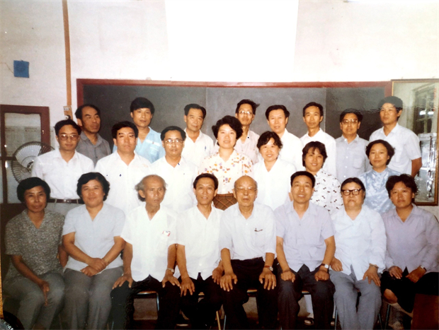 7.市局领导和家校委员会委员合影.jpg
