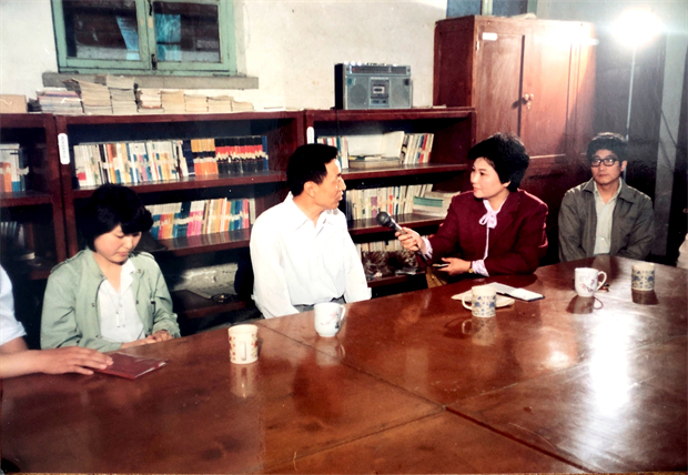 8.彭占魁校长接受中央电视台记者李娟关于家校委员会的采访.jpg