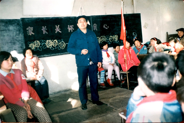 9.家校委员会代表在主题中队会上发表讲话.jpg