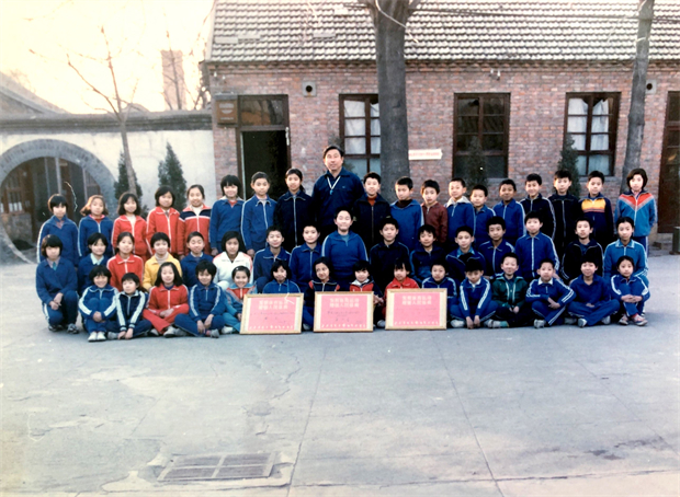 10.奋斗小学教师鲁铁军（全国体育先进工作者）和田径队员合影.jpg
