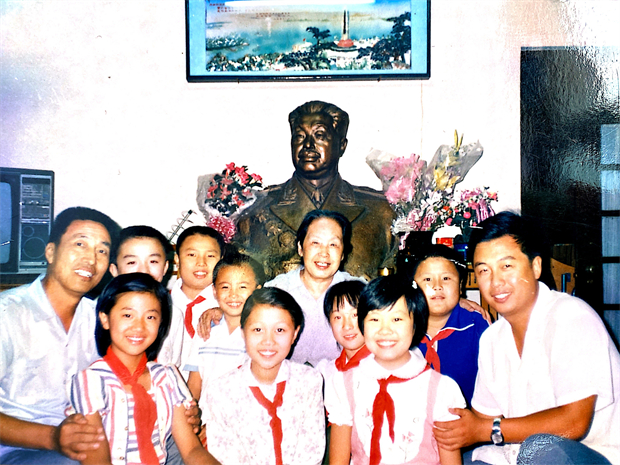 11.校领导和学生到贺龙元帅家中开展少先队活动.jpg