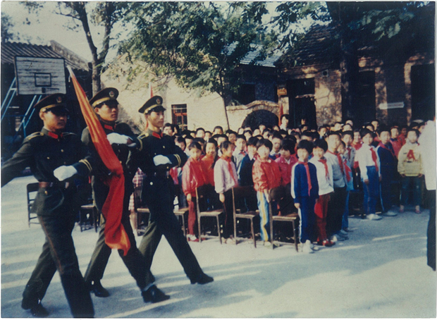 12.校内举行隆重的升国旗仪式.jpg