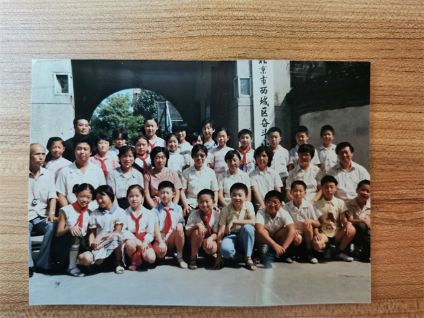 2.师生在校门前合影留念.jpg