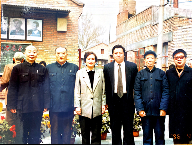 4.教育局局长到学校检查工作（左三为金辉校长：1992年-1999年任奋斗小学校长）.jpg