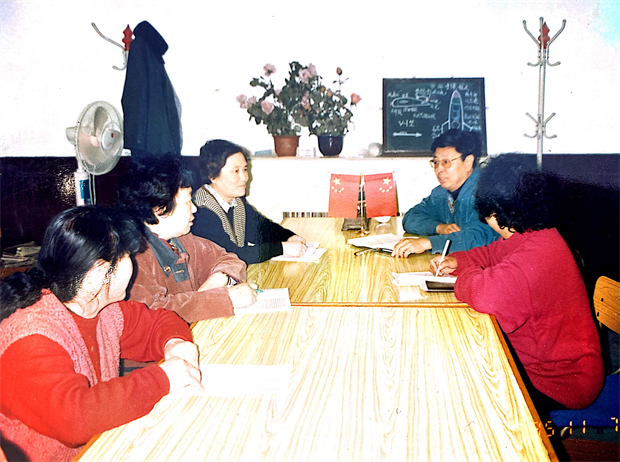 5.金辉校长参加教师座谈会.jpg