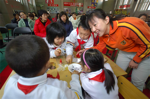 2.2005年李莹老师在西城区科研周做科技课程展示（现任西城区教育研修学院小学科学教研员）.jpg
