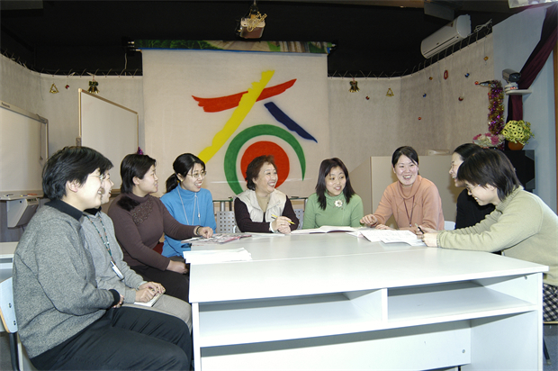 2.北京市紫禁杯获奖者胡德平老师（中）向青年班主任征求德育工作中的建议.jpg