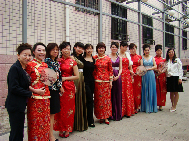 7.2010年七十周年校庆上工会主席唐颖（右一）组织教师表演“时装秀”节目（现任西城区教育研修学院小学美术教研员）.jpg