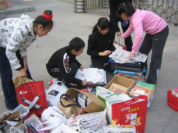 4.2009年全校师生参与”捐旧还绿“.jpg