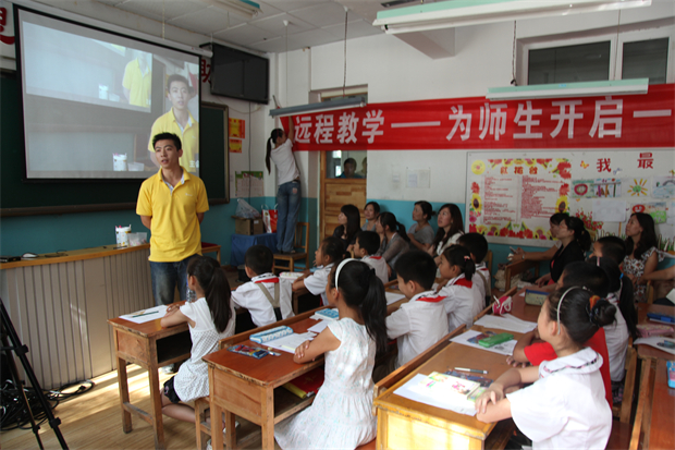 2.2011年刘子金老师在新疆展示远程协同研究.jpg
