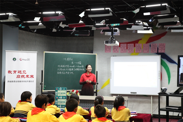 6.2012年王峥老师进行四校远程协同教学研究.jpg