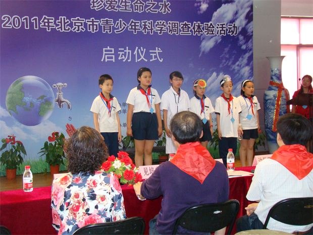 6.学生在北京市青少年调查体验活动上进行展示.jpg