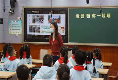 代老师班会课照片.jpg