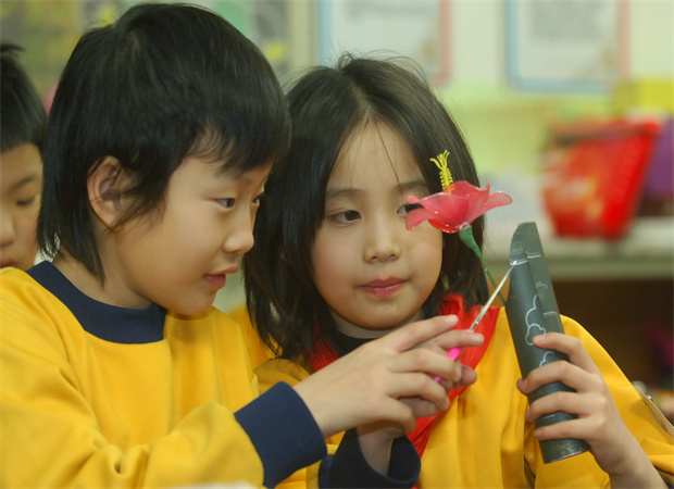 6.丰富多彩的校本课程——扎花.jpg