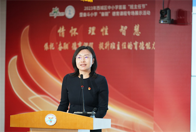 图为奋斗小学党委书记、校长李京做主题汇报.jpg