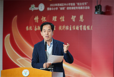 1.图为朱洪秋博士进行专家点评.jpg