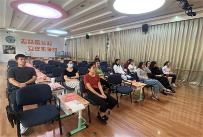 东校区数学教师参会.png