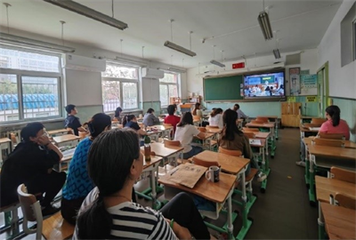 北校区数学教师参会.png