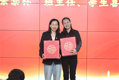1.荣获北京市“紫禁杯“优秀班主任、市“学生喜爱的班主任”教师合影.jpg