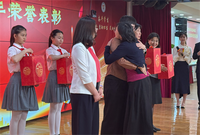 班主任工作满三十年教师合影 (2).png