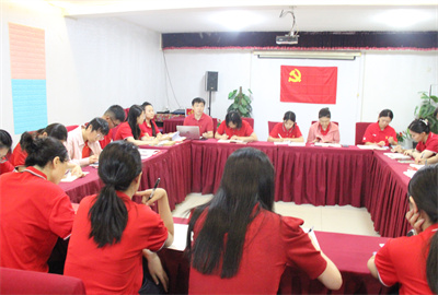 讲党课.jpg