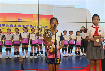 五（3）班贾熙琳代表校排球乙组（荣获北京市中小学生排球比赛女子乙组第一名）进行汇报交流.jpg