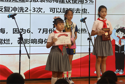 三（18）班肖泽珺（个人荣获北京市小院士一等奖、北京市金鹏科技论坛二等奖）进行汇报交流.jpg